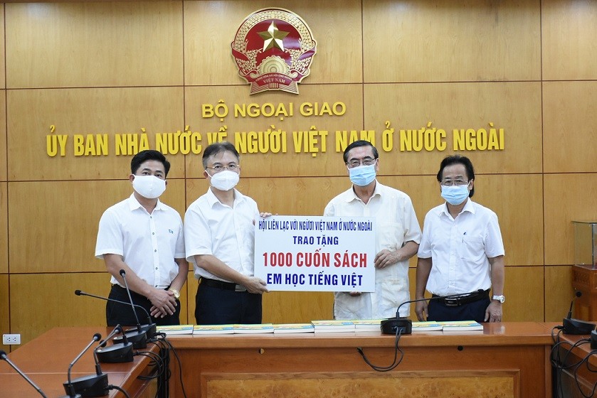 SCOV receives 1,000 Vietnamese teaching books